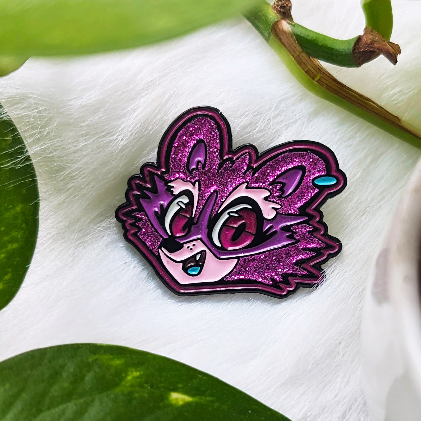 zee "glitter" lapel pin