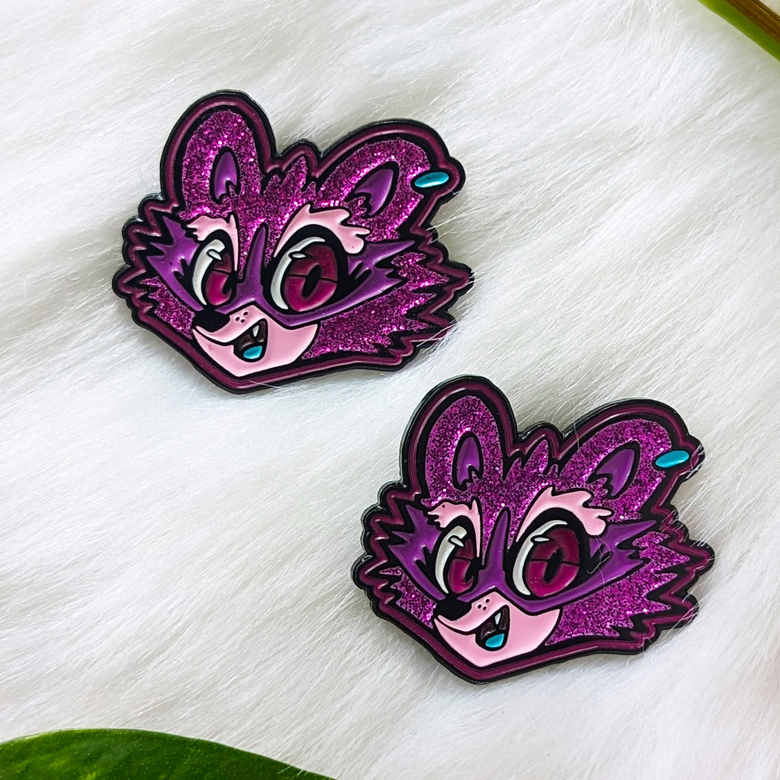 zee "glitter" lapel pin